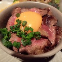 馬刺しと焼き鳥 グルマン三年坂 - ミニあか牛丼