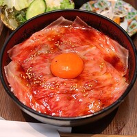 熟成焼肉 あらた - 黒毛和牛 あらた丼(1,600円)
                    黒毛和牛サーロインの薄切り焼きユッケ
                    サラダ･自家製牛骨スープ･牛すじ煮込みとキムチ