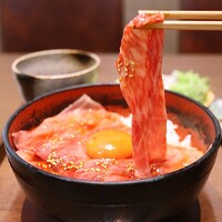 熟成焼肉 あらた - 黒毛和牛 あらた丼(1,600円)
                    黒毛和牛サーロインの薄切り焼きユッケ
                    サラダ･自家製牛骨スープ･牛すじ煮込みとキムチ