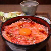 熟成焼肉 あらた - 黒毛和牛 あらた丼(1,600円)
                    黒毛和牛サーロインの薄切り焼きユッケ
                    サラダ･自家製牛骨スープ･牛すじ煮込みとキムチ