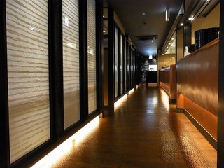 Kamado Shouri To Osake Kurobe - 店内は間接照明やインテリアが落ち着いた雰囲気を演出。ホッと心がほぐれます。