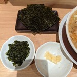 Setagaya - トッピング&別皿にんにく。好みなタイミングで入れられるのが良いね。