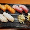 Sushito Furo - 握り〜赤貝、サーモン、ぶり、つぶ貝