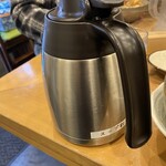 中華そば 笑歩 - シメのスープ割りはカウンターにポットで用意されている出汁をセルフで足して頂く