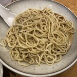中華そば 笑歩 - つけ汁の温め直しをお願いする間に麺に山椒を振って味変