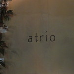 atrio - 壁に掘られた店名