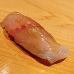 こま田 - 鹿児島の鯵。斬りつけを工夫し、シャリとのバランスを頂点に