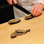 こま田 - 宮城産の蝦夷鮑。何も足さず、何も引かず、ただただ蒸しただけ。蝦夷鮑の地味が迸ります