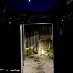 こま田 - 三日月に照らされる入口