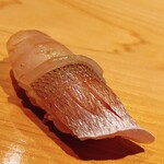 こま田 - 串木野産の稚鯛。半割に開くことでシャリとの口溶けが抜群\(//∇//)\