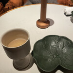 Ayatana - ウェイティングルームにて。レモングラスの食前茶。左下のハスのお皿。ここでは何と指先をすすいで頂けるのです！フィンガーボールみたいな感じ…。