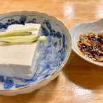 224793894 - ねぎと生姜が入った醤油、ちょっとした工夫で美味しさが大きく変わりますね。