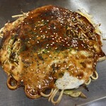 お好み焼き一絆 - 広島産牡蠣入り(¥1580) - 味薄めのあっさり系。足りない場合は追加ソースを。確かに初めての方でも食べやすいと思います。味に物足りない人はいるかもしれませんね。