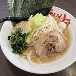 吟家 - 油少なめ、もやキャベ乗せ