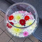 Sushiro - ミューザ川崎に繋がる道には「綺麗な花」が飾られていました。