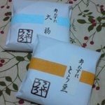 うろこや - ぬれ甘納豆 1包350円 (左)大福、(右)とら豆