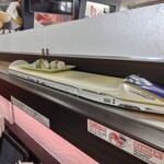 寿司 若竹丸 - 上段　新幹線レーンは単品二皿までの搬送。下段　ピンクのレーンは大皿Pic.1や同一注文二種二皿等の時に大皿で搬送されて来る。面白いワクワク感が堪らない。