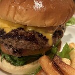 アメリカンハウス - ■ チーズバーガー　¥1480
            ビーフ100%のパティにチェダーチーズ。ザ・クラシックバーガー