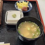 つくも食堂 - みそ汁、漬物、角濱の胡麻豆腐