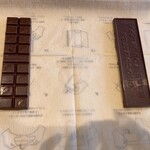 バニラビーンズザロースタリー - 左が「カカオ」右が「HAPPY」のデザイン。