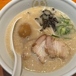 Toukyo tonkotsu BASE MADE by hakata ippuudou - 豚骨煮玉子 940円。