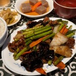 中国名菜処 悟空 - 牛肉とニンニクの芽 ブラックペッパー定食