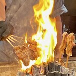 たでの葉 - 穴熊から滴る脂に炎が燃え盛ります！