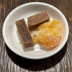 悟空茶荘 - お茶についてくるお茶菓子、サンザシとミカン