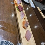 くじら - お刺身盛り合わせ 3切れ‪✕‬6品での提供です