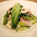 スガハラ - プロシュートコット入りサラダ（青梗菜 + 蓮根 + 胡瓜 + ピーマン + 長葱 + いんげん + 大根）