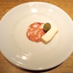 スガハラ - ナポリサラミ + 小桃の酢漬け + タレッジョチーズ