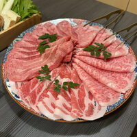 しゃぶしゃぶ 吟半 お台場店 - 六白黒豚ロースが75g×2、黒毛和牛特上ロースも75g×2、牛タンも75g×2「単品しゃぶしゃぶセットC」
