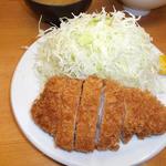とんかつ山家 - 大盛りのキャベツとロースカツ