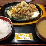 月光食堂 - 豚バラ肉とキャベツの鉄板焼(900円)