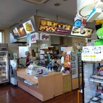 Dedukasu isan - 店内、奥で揚げてもらいます。