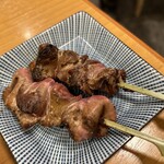 大衆日本酒バル ふとっぱらや - 安定の白レバー140円。中レアでうまうまー