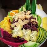 美琉太陽 - 感動したのは、山盛りの「島野菜サラダ」♪ スターフルーツ・ドラゴンフルーツ・ナーベラ(へちま)・ゴーヤ・パパイヤ・ハンダマ・ウリズン豆・子メロン・サラダ南瓜・島人参・ちしゃとう・まくわ瓜・・・後、なんだろう・・・