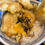 Tempura Shubou Maachan - 天丼とご飯の間には納豆・オクラ・長芋の層。