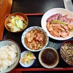 Mi No Ya - ホルモンミックス定食（モツ、ハラ身、煮込み、生野菜、ライス）
