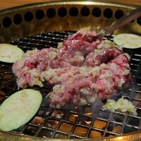 中目黒焼肉 登牛門 - のめろー塩 ナスもなかなかいい感じ 半生状態で食べられる