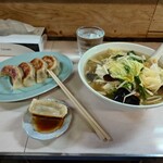 かあちゃんラーメン - 餃子と塩野菜ラーメン。どちらも具沢山です。