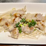 お好み焼き 鉄ちゃん - 鶏モモ肉ともやしの鉄板焼き　蒸し焼きにするのでとてもジューシーで柔らかい