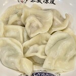 蓬溪閣 - 大振りの水餃子は中華の漬け白菜たっぷり　酸味と豚肉の甘味のベストバランス
