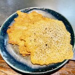 お好み焼き 鉄ちゃん - 今日のチーズ煎餅はついに割らないでくれと事前にお願いすることに成功！　そうしたら2枚に分けて食べやすく焼いてくれました