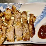 お好み焼き 鉄ちゃん - 鶏モモ肉を食べたので今日はトンテキ　この味噌漬けの肉がさらに酒を進めてしまうｗ