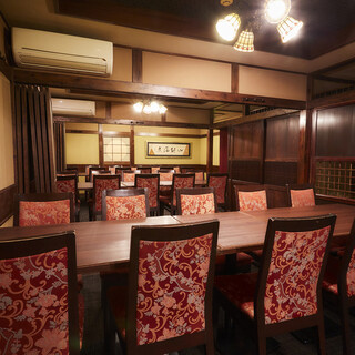 古民家を改装。山形から買い付けの木材で重厚感溢れる店内へ。