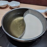 しゃぶしゃぶ但馬屋 - だし汁は2種類を選択（写真は昆布と白湯）