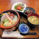 Sushi Izakaya Inasa - 女房選択。海鮮ちらし定食、魚7種に卵焼きで大満足とのこと。コスパ最良です。魚の新鮮さ、多さ女房絶賛。上から全てに付いているサラダ、肉団子と人参とインゲンの焼き物、味噌汁は出汁が効いて美味