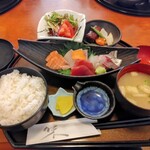 Sushi Izakaya Inasa - さしみ定食、御飯は大盛対応を申し出ていないので、これで並み盛りだと思います。ボリュームたっぷり。中央はさしみ(鯵、ブリ、マグロ、鯛、鮭)刺身の量も多い。