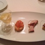 ふくの季 - 22回目イタリア産モッツアレラとトマトジュレ・富士幻豚
      オニオンとアンチョビーのパイ・北海道産本鱒